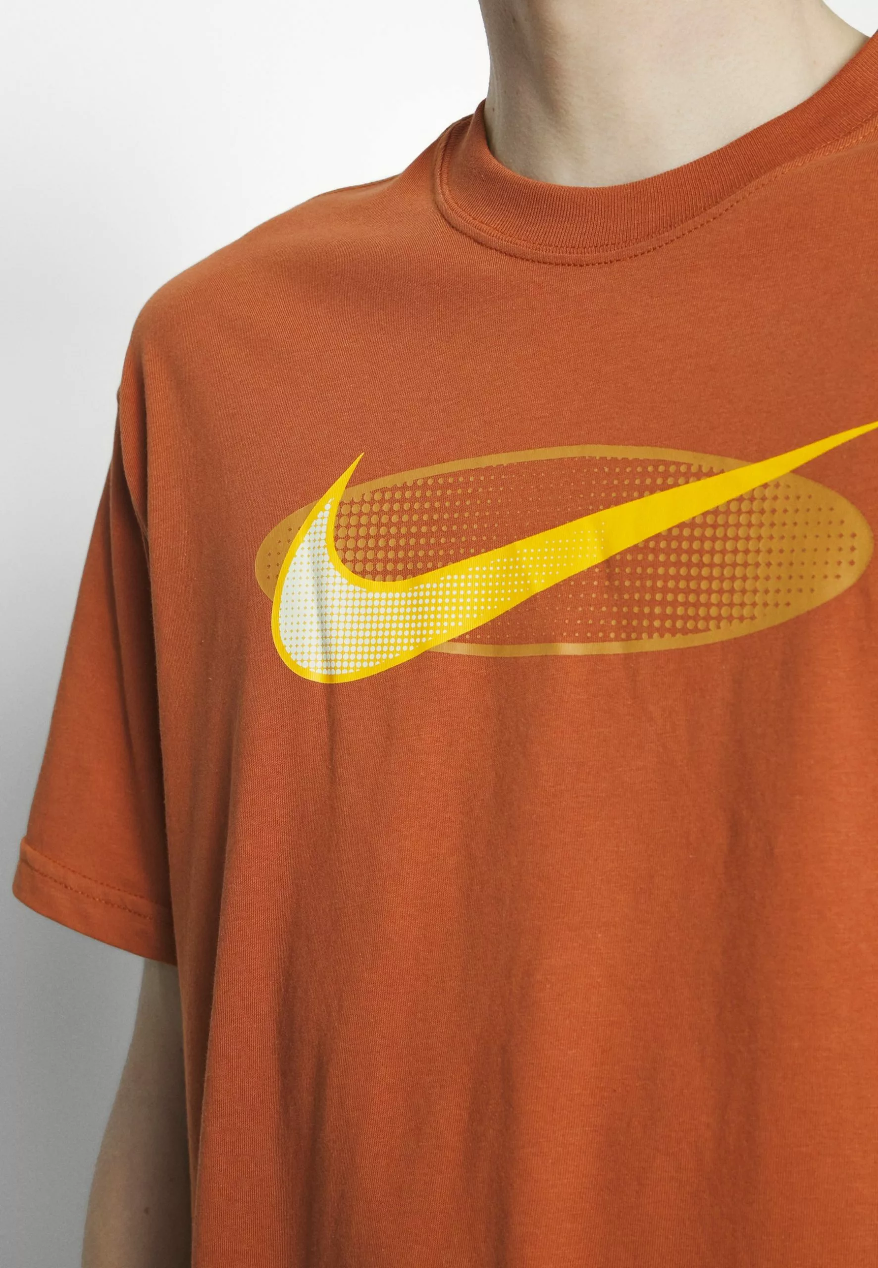 TEE - T-shirt print Nike Sportswear TEE - T-shirt Print -Hemden Winkel 1f7a2c6d92ea4757a0f61cdf322a8aee scaled