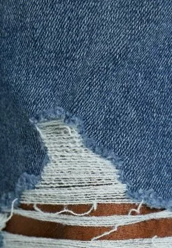 BERSHKA RIPPED CARROT FIT - Slim Fit Jeans -Hemden Winkel 713aa20aedc044df97cf1e5bdfc04ca0